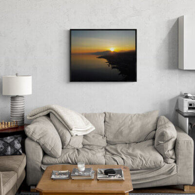 Cadre photo de coucher de soleil accroché dans un salon moderne